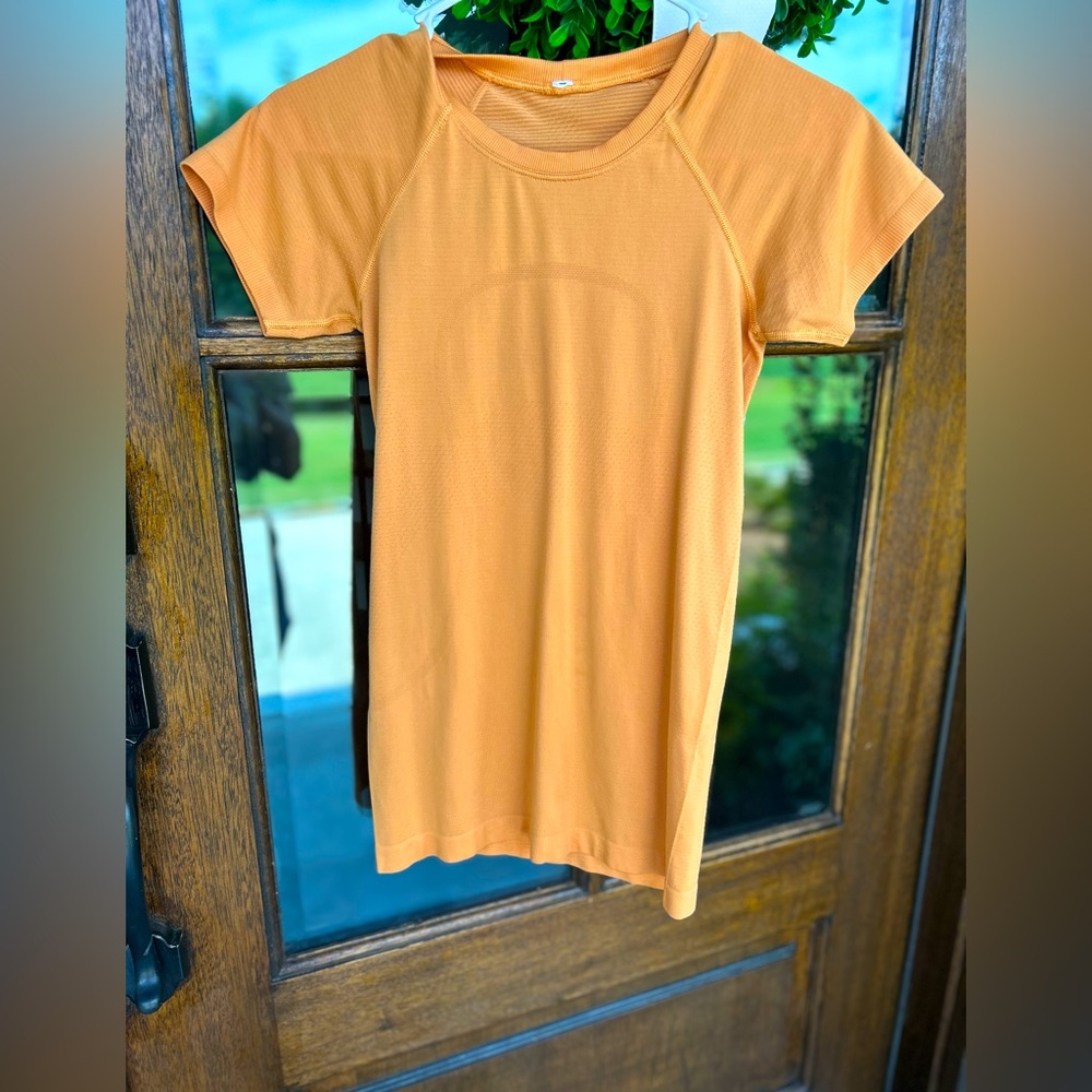 Orange Cream Lulu Swiftly Tech Size 4 - image 1